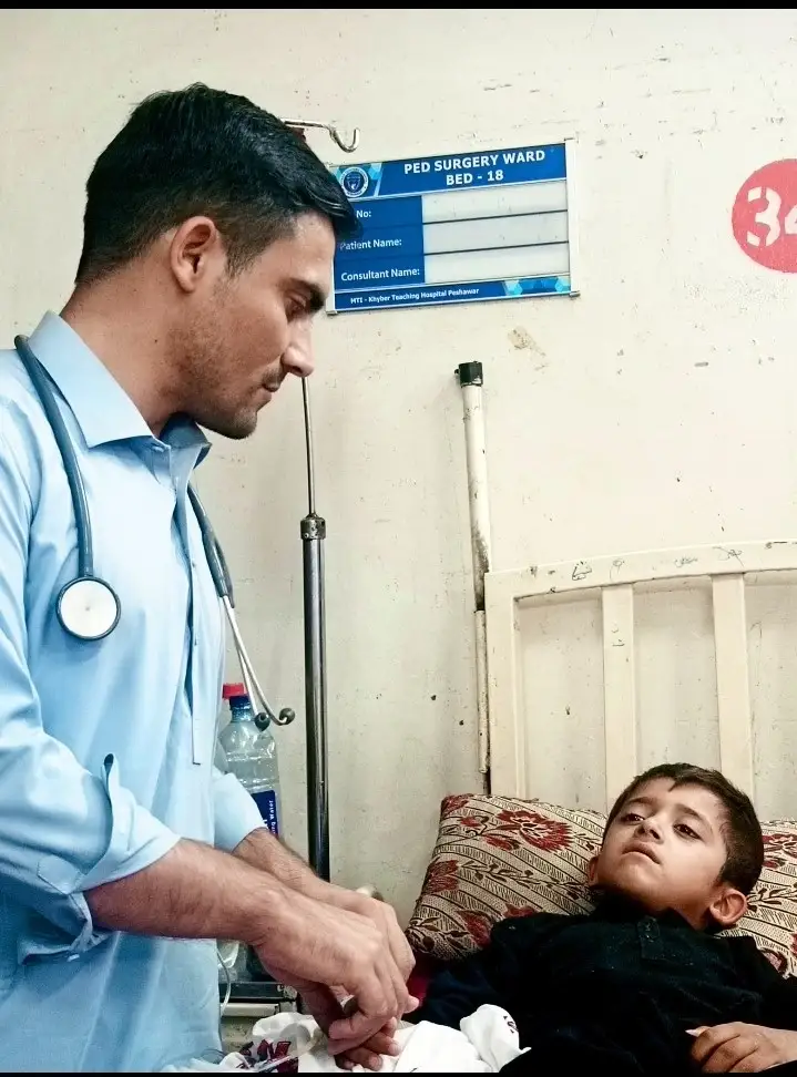 طبيب يفحص طفلا في جناح جراحة الأطفال بمستشفى خيبر التعليمي في بيشاور
