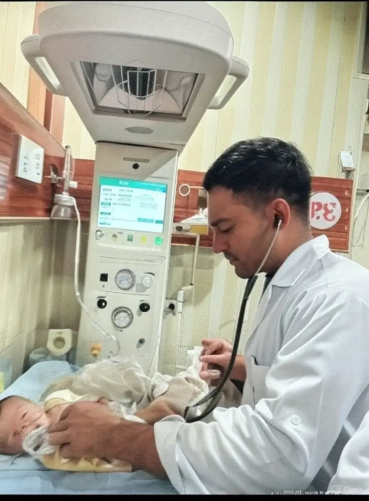 طبيب يفحص مولودا بالسماعة داخل وحدة حديثي الولادة