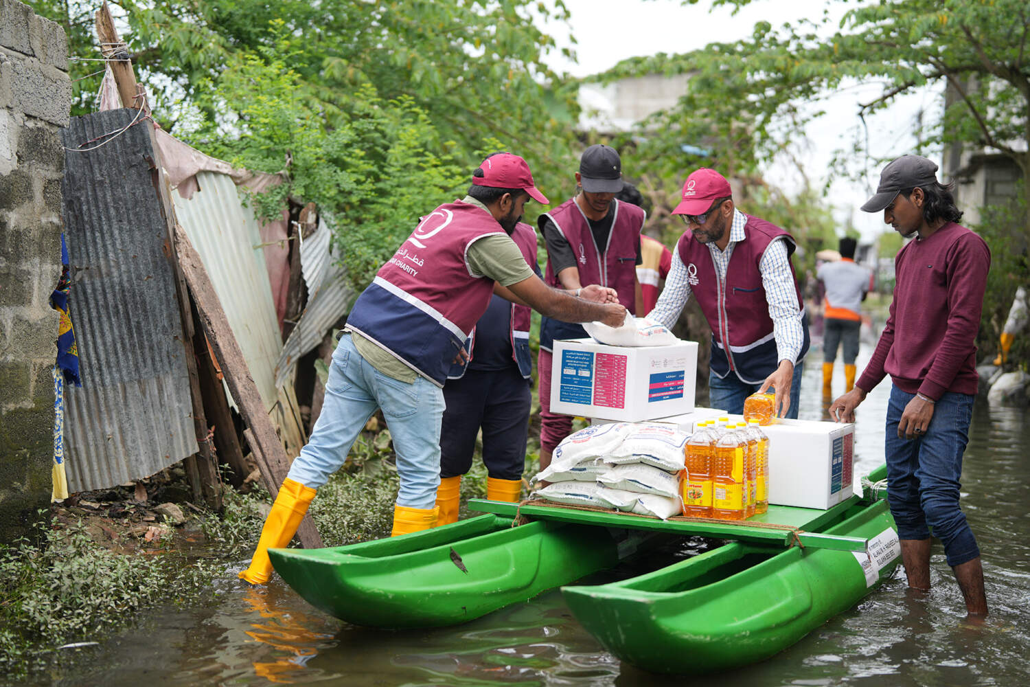 مشاهد إنسانية من قلب كارثة إعصار ديتواه