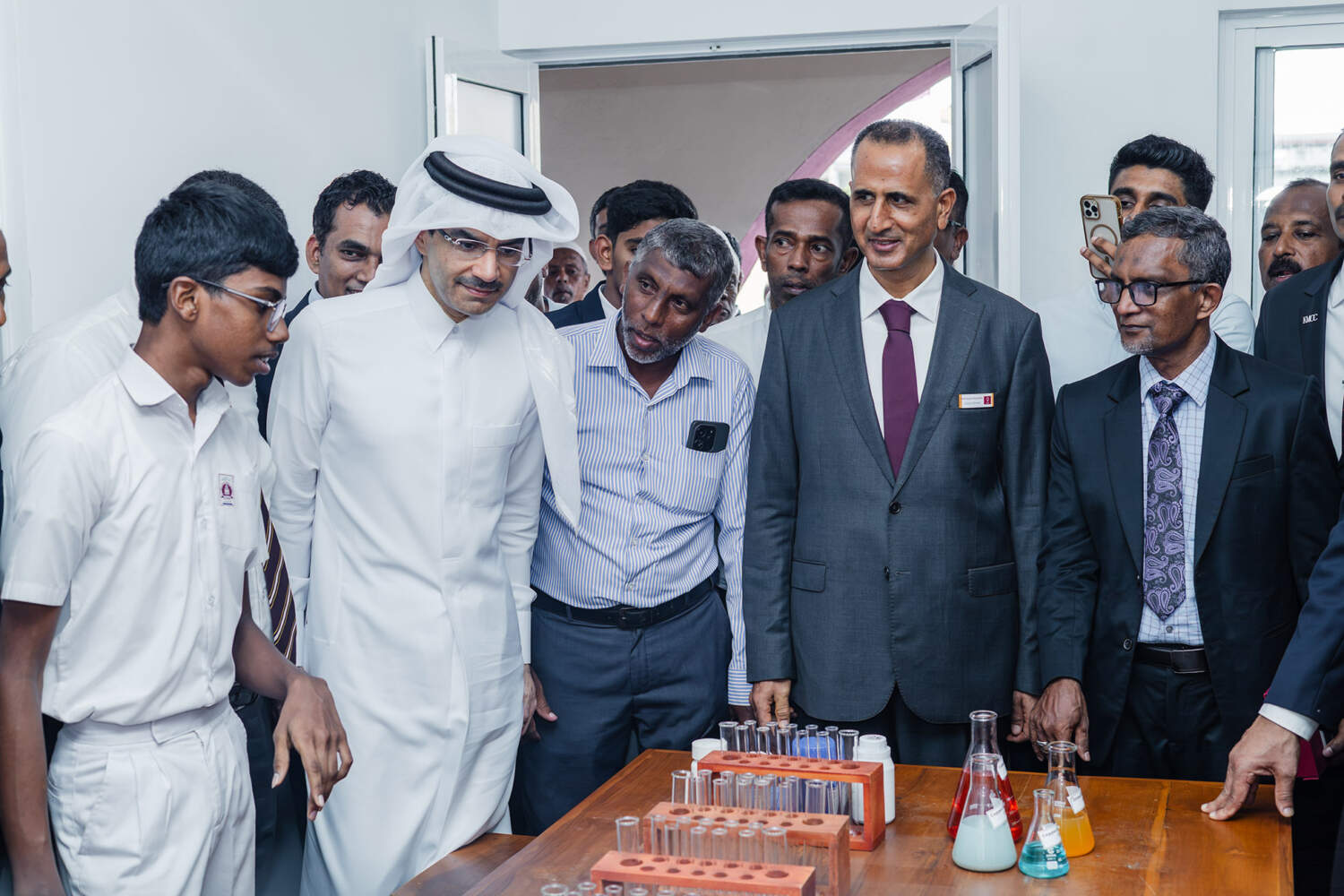 دعم التعليم في سريلانكا: طلاب ومسؤولون يتفقدون مختبر علوم في مدرسة ضمن مشاريع قطر الخيرية في سريلانكا