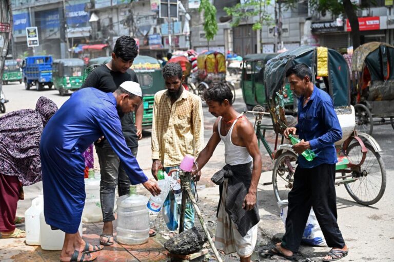 أثمان باهظة للتغير المناخي: رحلة البحث المضنية عن مياه آمنة في بنغلاديش