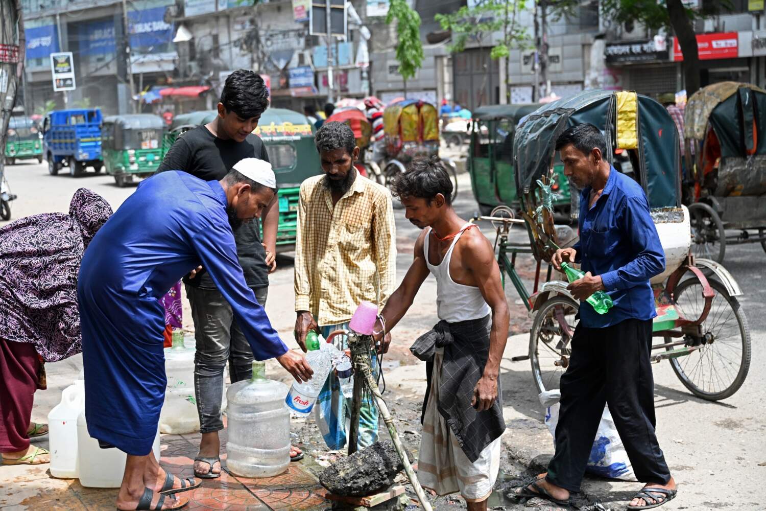أثمان باهظة للتغير المناخي: رحلة البحث المضنية عن مياه آمنة في بنغلاديش