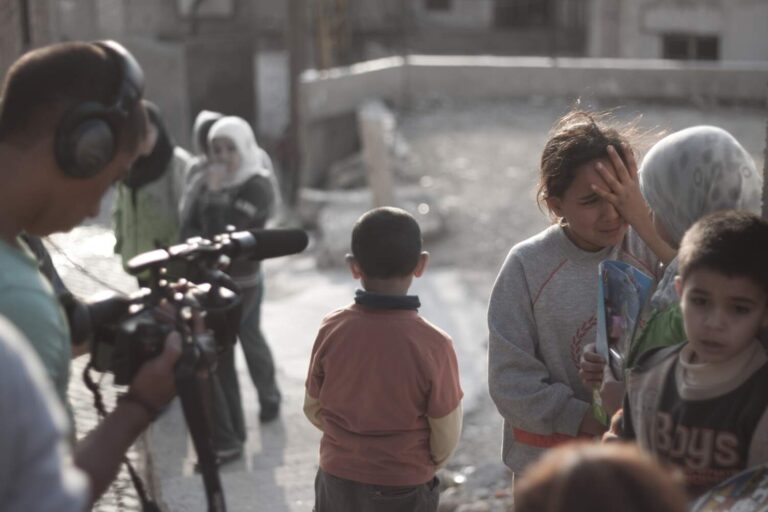 الإعلام الإنساني - الكاميرا أثقل مما نظن: عندما تصبح الصورة شهادة على الإنسانية